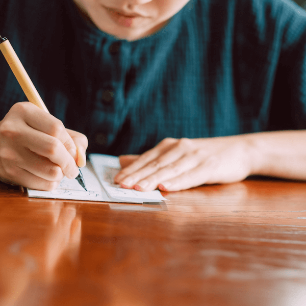 手書きでメッセージを書いている人の画像