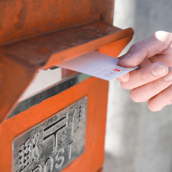 年賀状をポストに投函している画像