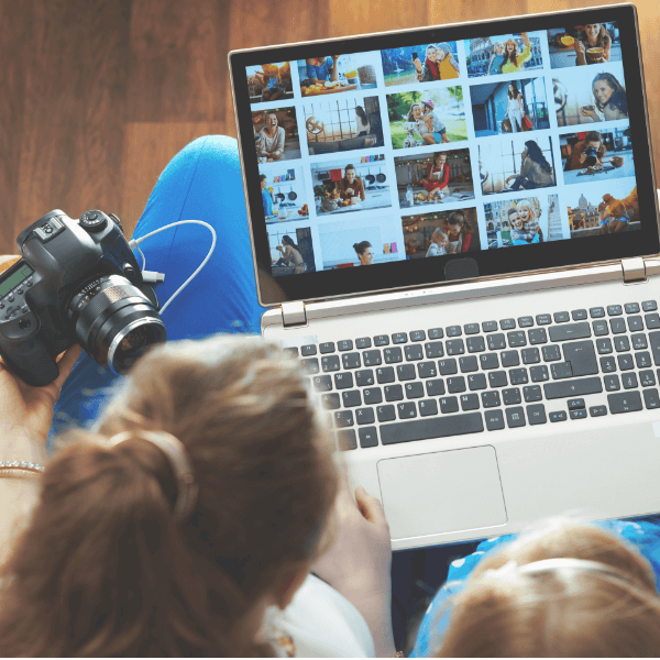 写真をパソコンで選んでいる画像